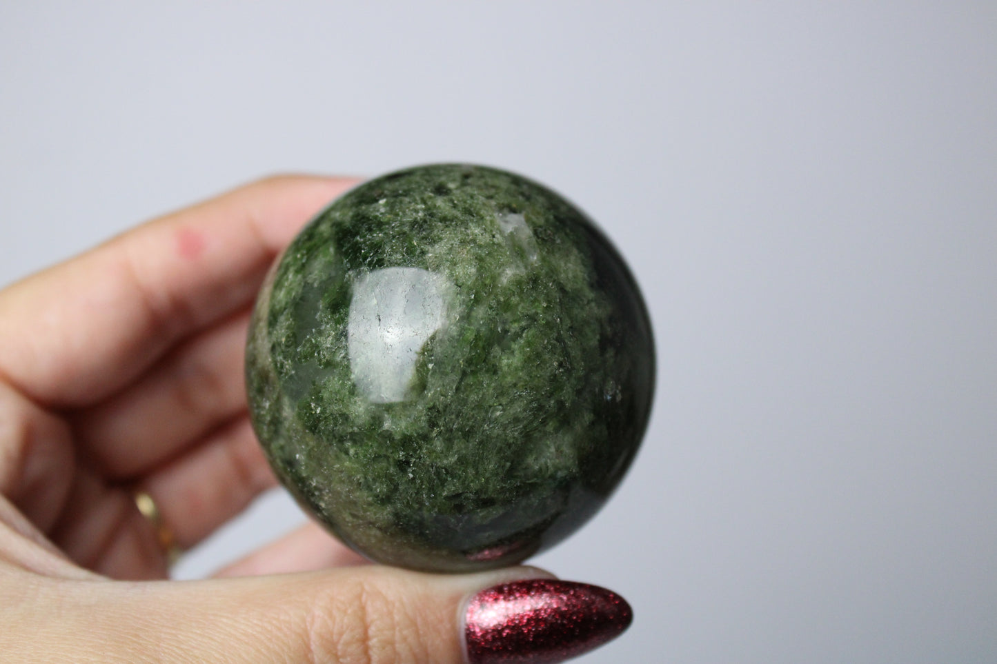 Groene epidoot in kwarts sphere - Gemstone Dreams