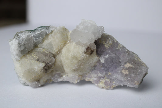 Amethist met calciet cluster (sugar)