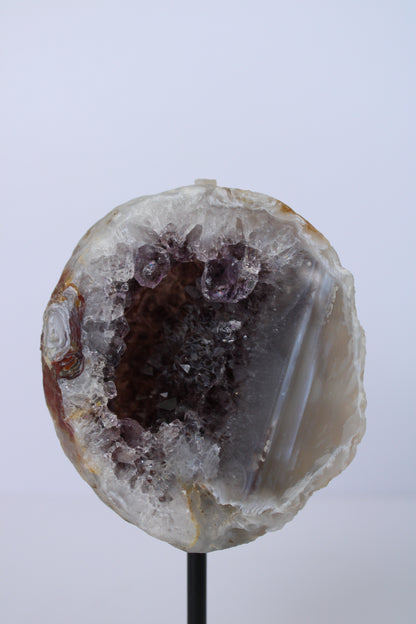 Achat mit Amethystgeode auf Ständer