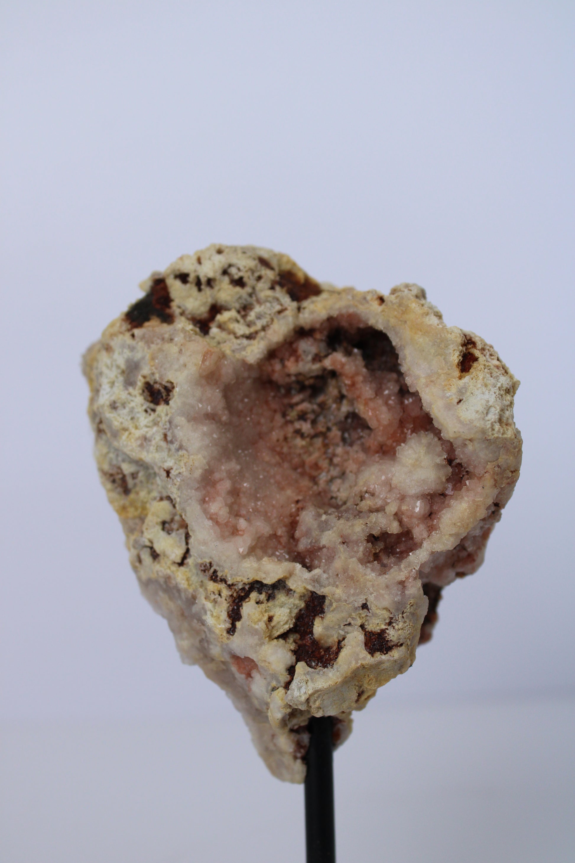 Roze amethist geode op standaard - Gemstone Dreams