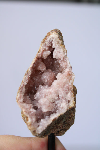 Roze amethist geode op standaard