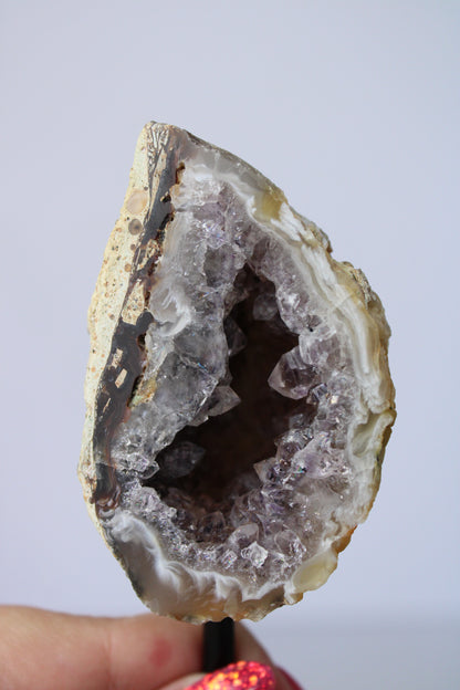 Achat-Geode mit Amethyst auf Ständer