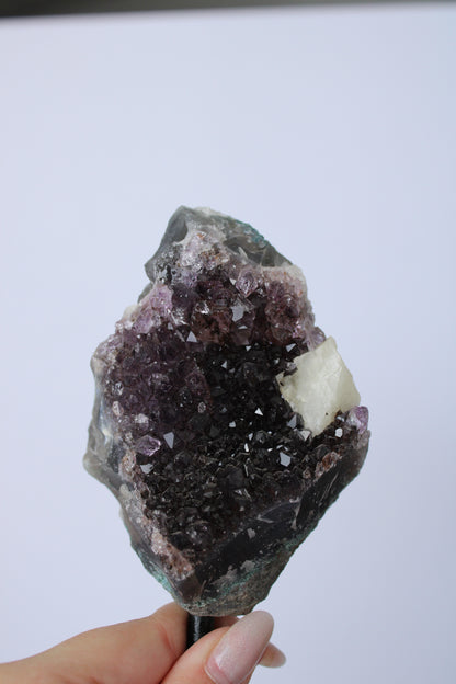 Amethyst mit Calcit-Cluster auf Ständer