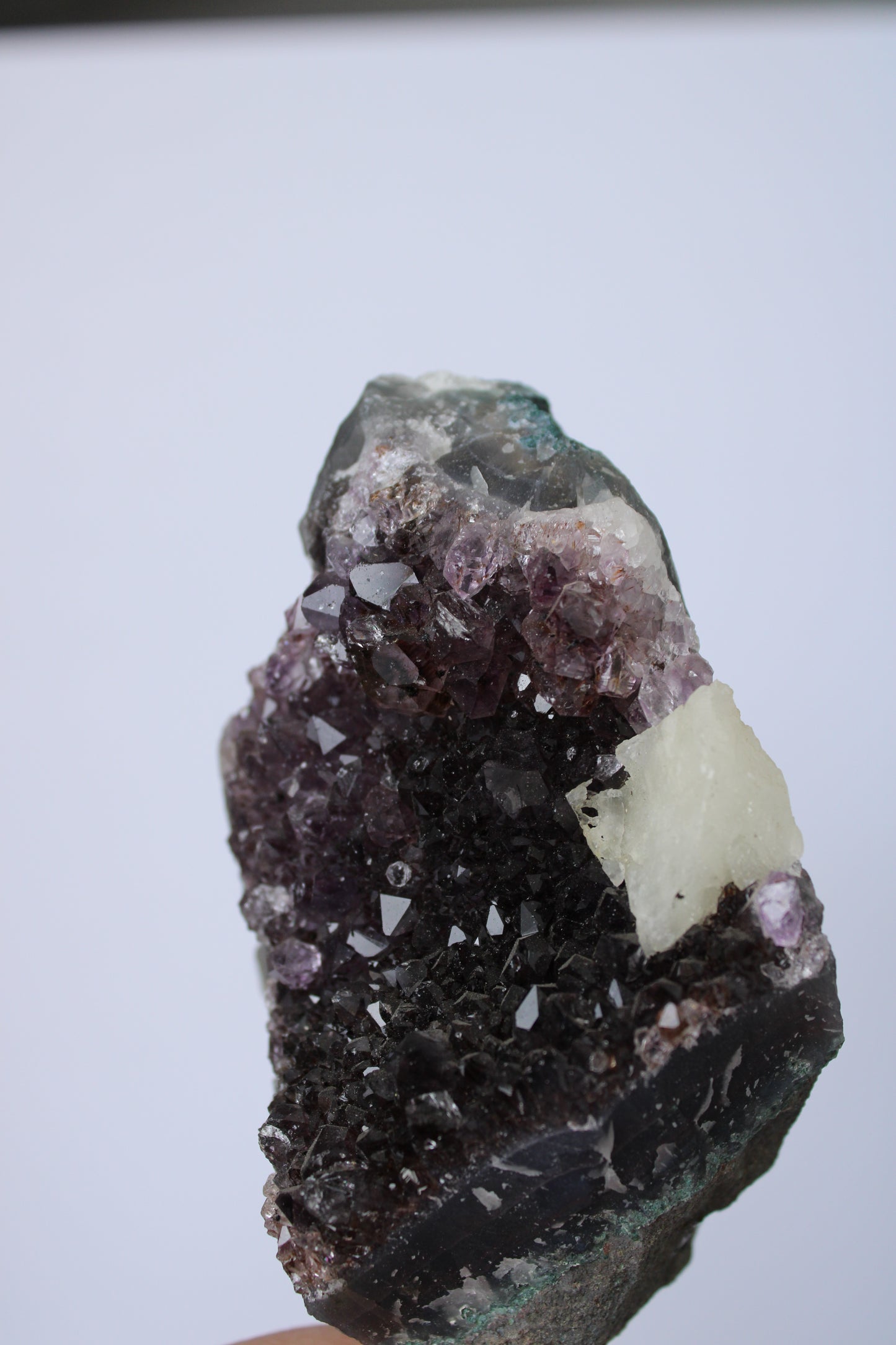 Amethyst mit Calcit-Cluster auf Ständer