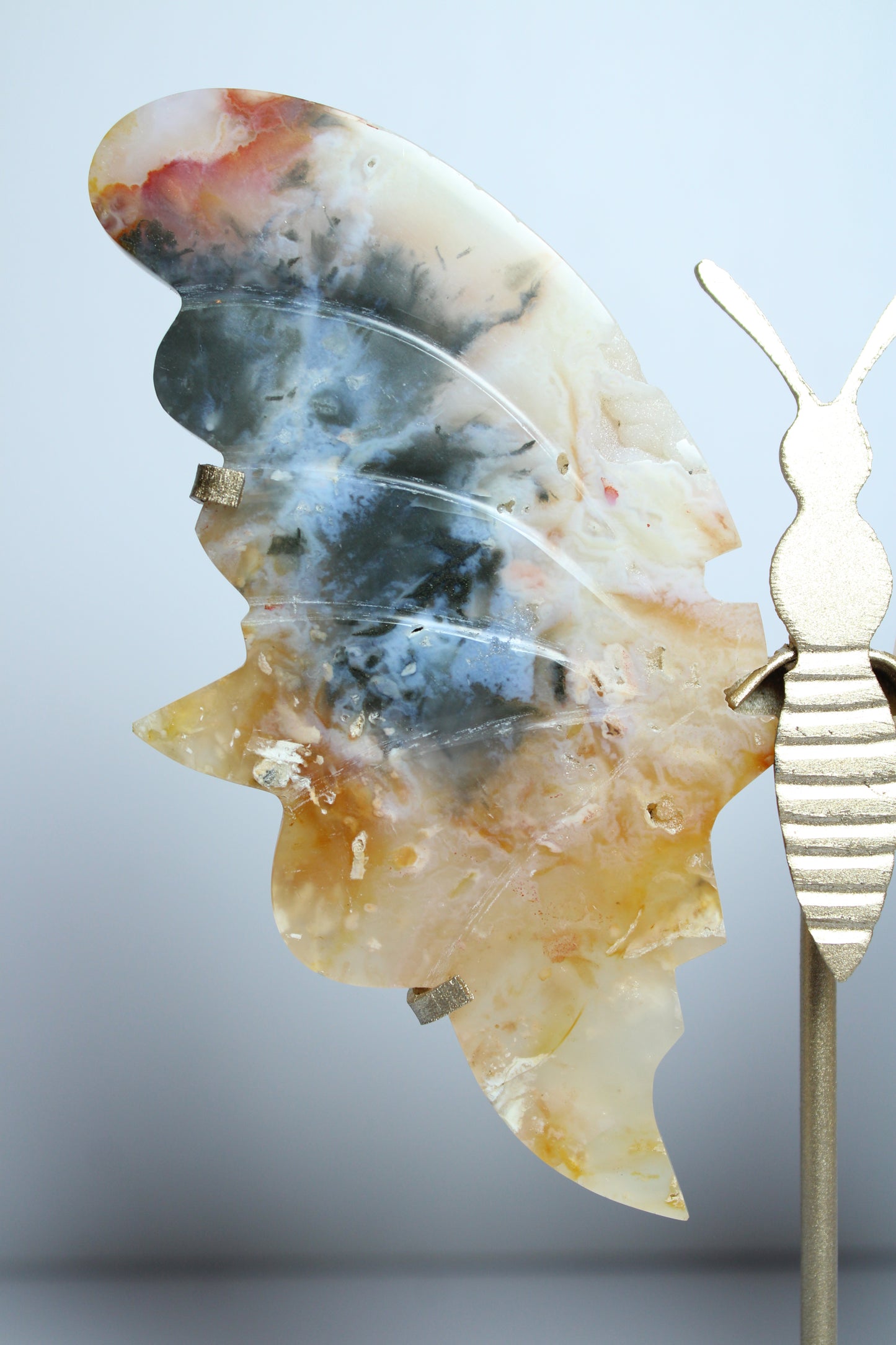 Pink plume agate vlinder op standaard